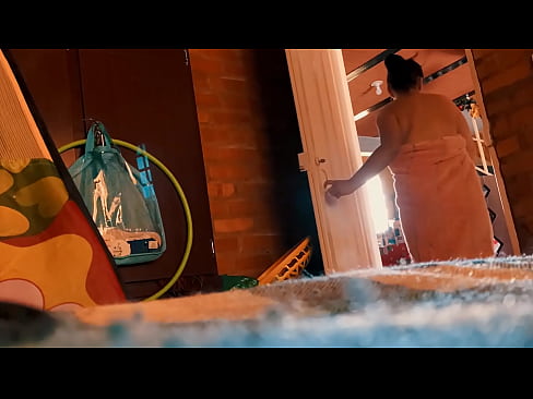 ❤️ Mon oncle me suit dans la douche, il me baise pendant que je prends une douche. ❤❌ Super sexe at us