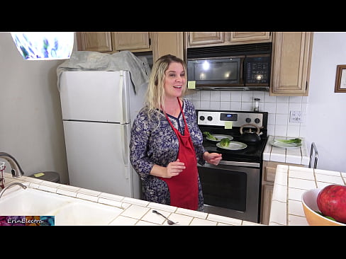 ❤️ Belle-mère qui le traie dans la cuisine avant son rendez-vous. ❤❌ Super sexe at us