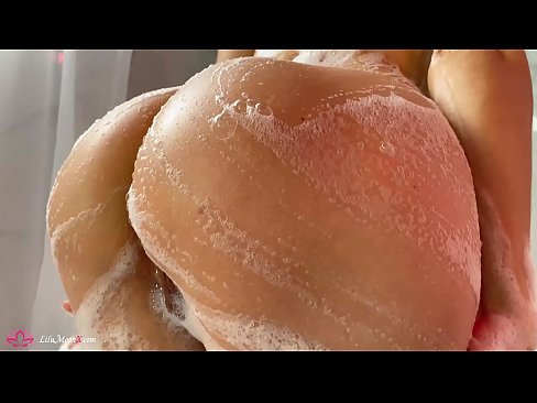 ❤️ Une brune masturbe sa chatte avec un vibrateur jusqu'à un orgasme intense sous la douche. ❤❌ Super sexe at us