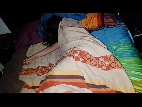 ❤️ Beau-fils réprimandant sa jeune belle-mère pendant qu'elle dort. ❤❌ Super sexe at us