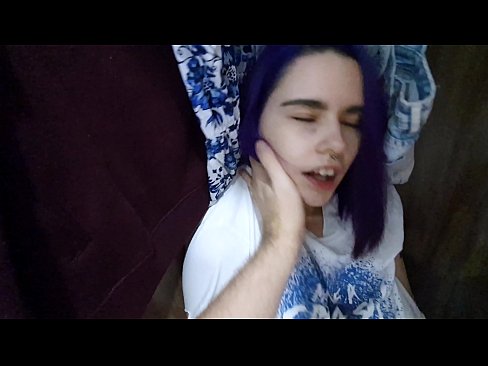 ❤️ J'ai trouvé ma soeur dans le placard et je l'ai aidée à jouir. ❤❌ Super sexe at us